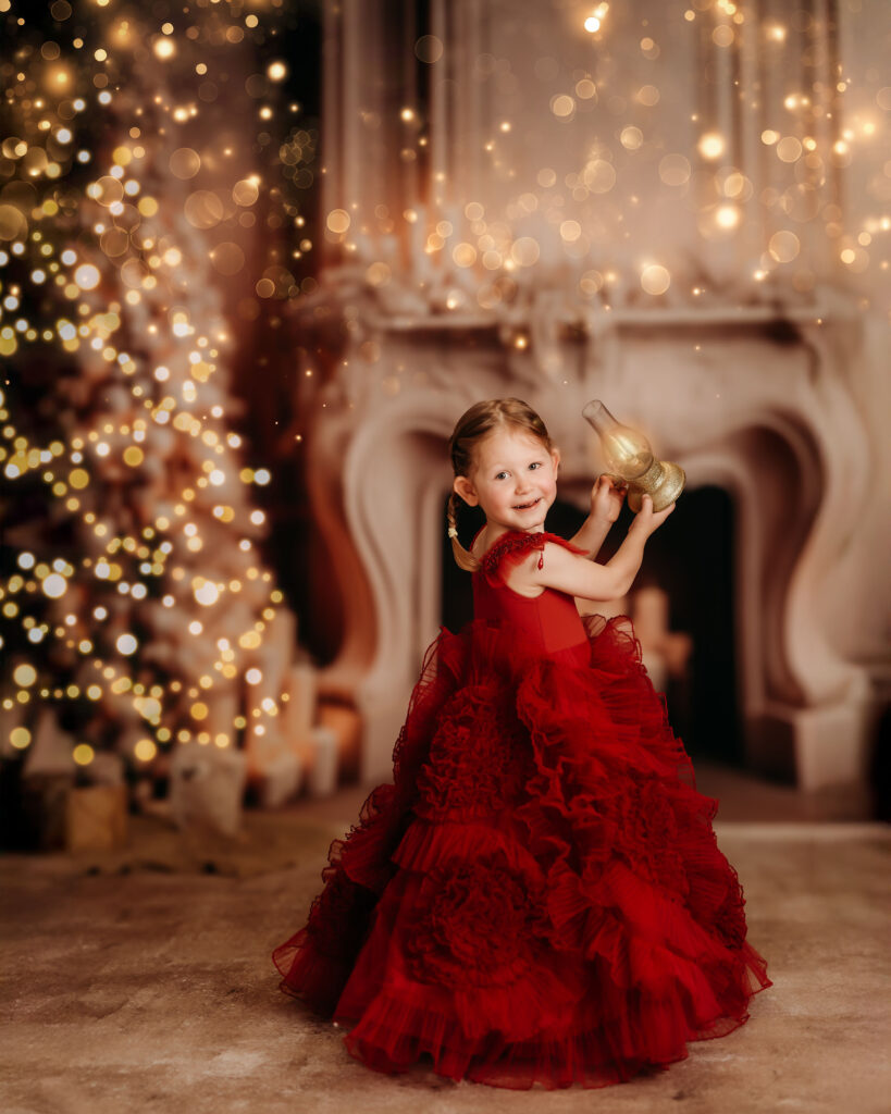 Weihnachtsshooting Reutlingen Studio – festliche Kulisse in Rot, Gold und Beige mit moody Fine-Art Licht, elegante Weihnachtsdekoration, luxuriöses Mini-Shooting-Set - xmas