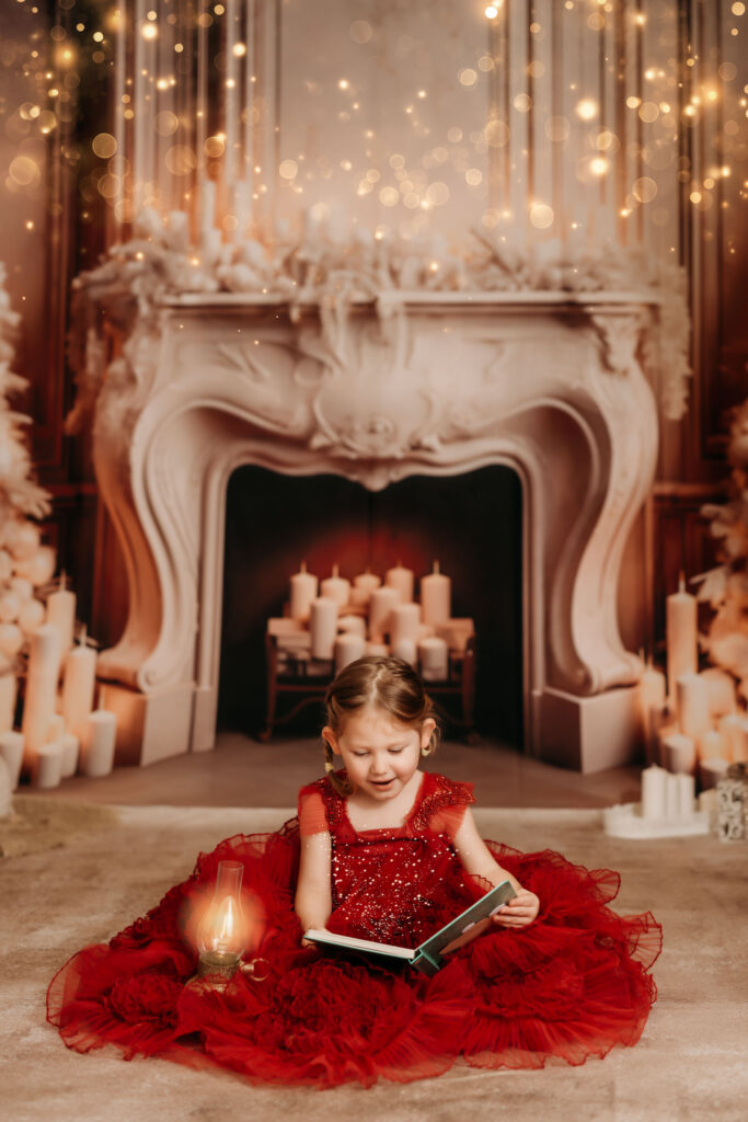 Weihnachtsshooting Reutlingen Studio – festliche Kulisse in Rot, Gold und Beige mit moody Fine-Art Licht, elegante Weihnachtsdekoration, luxuriöses Mini-Shooting-Set. girl picture rred gown torch