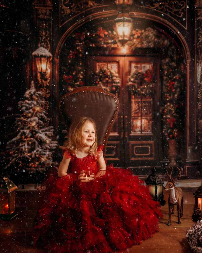 Weihnachtsshooting Reutlingen Studio – festliche Kulisse in Rot, Gold und Beige mit moody Fine-Art Licht, elegante Weihnachtsdekoration, luxuriöses Mini-Shooting-Set. girl picture red gown torch