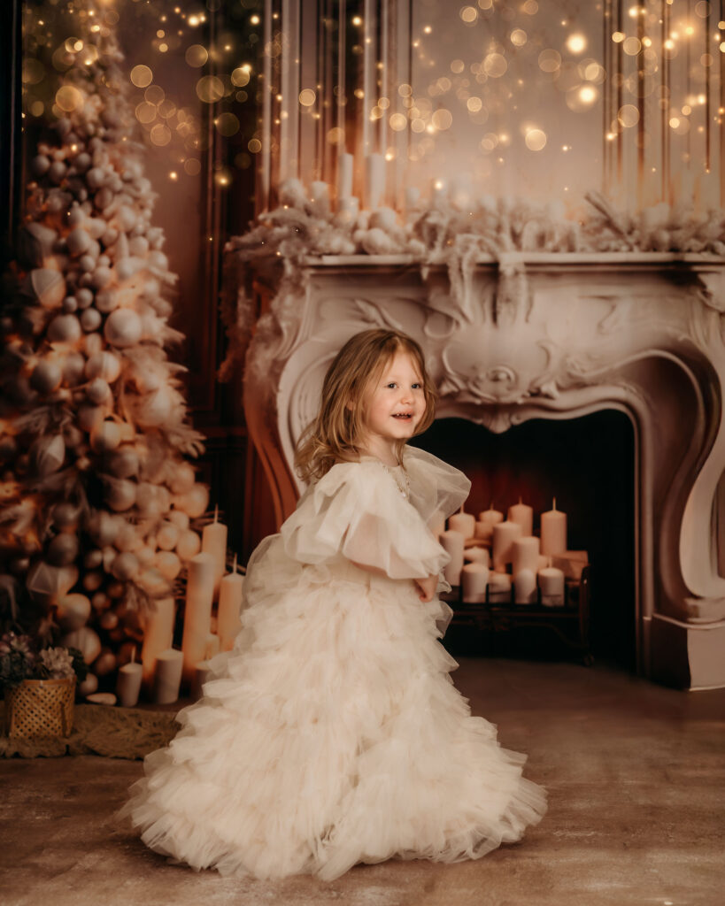 Weihnachtsshooting Reutlingen Studio – festliche Kulisse in Rot, Gold und Beige mit moody Fine-Art Licht, elegante Weihnachtsdekoration, luxuriöses Mini-Shooting-Set. girl picture red gown torch