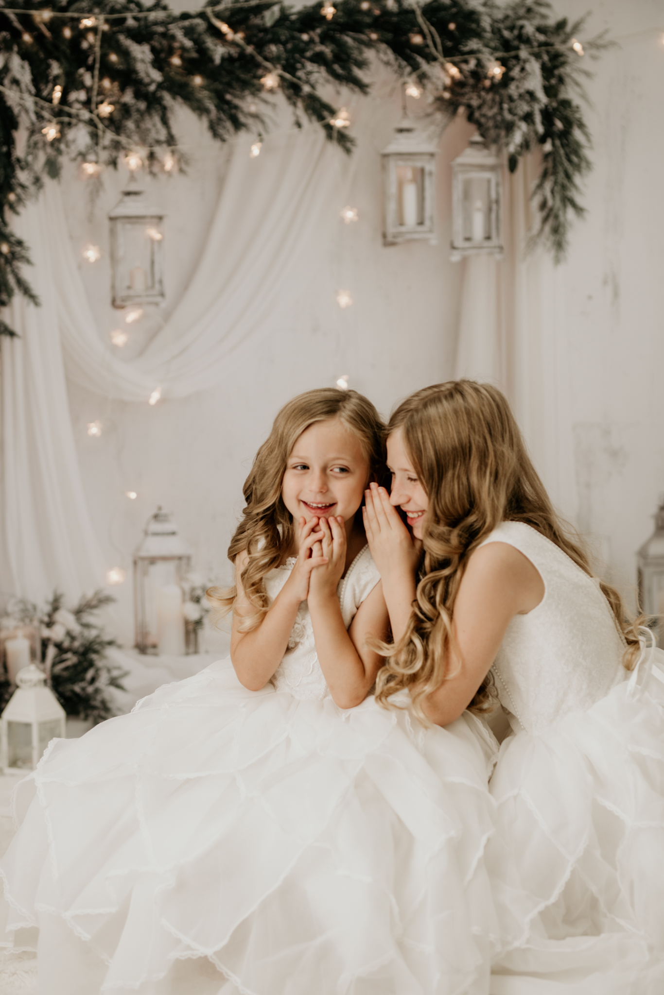 Weihnachtsshooting Reutlingen Studio – edle weiße Weihnachtskulisse im Fine-Art Stil, luxuriös dekoriert mit Lichtern und festlichen Details, perfektes Setting für elegante Familien- und Portraitfotos