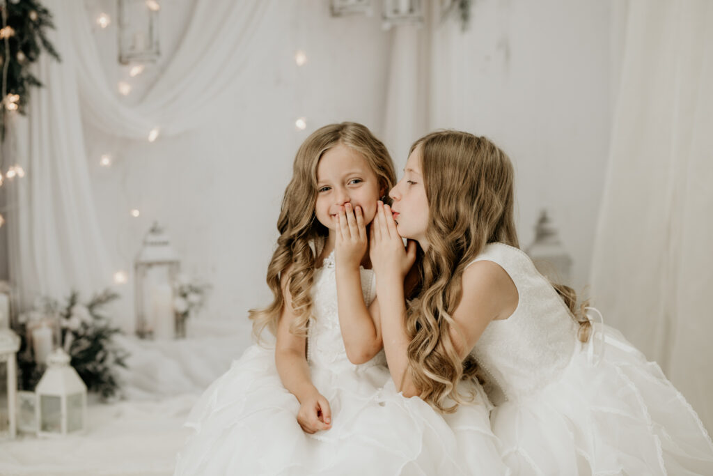 Kinder und Familien Weihnachts-Shooting Reutlingen Studio – modernes Fine-Art Portrait vor weißer, festlicher Kulisse, elegant & hell