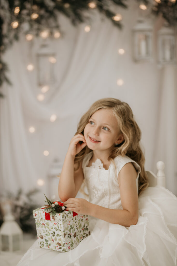 Kinder und Familien Weihnachts-Shooting Reutlingen Studio – modernes Fine-Art Portrait vor weißer, festlicher Kulisse, elegant & hell