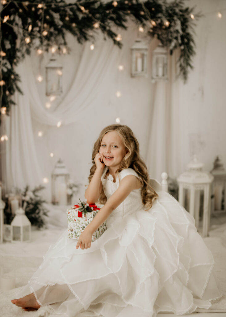 Emotionale Familienmomente im weihnachtlich dekorierten Studio in Reutlingen. Die professionell inszenierten Kulissen bieten einen edlen Rahmen für authentische Portraits voller Wärme und Weihnachtszauber.