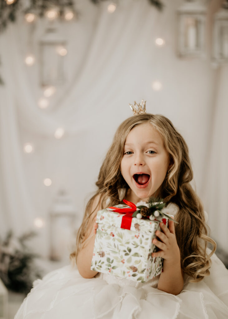 Kinder und Familien Weihnachts-Shooting Reutlingen Studio – modernes Fine-Art Portrait vor weißer, festlicher Kulisse, elegant & hell