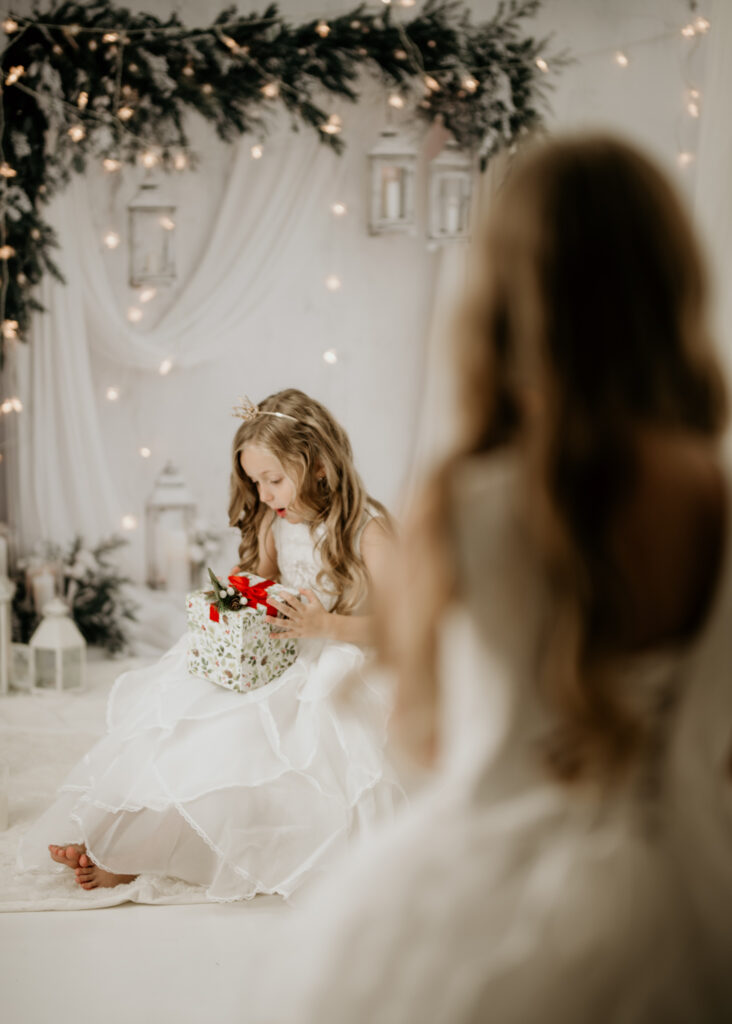 Kinder und Familien Weihnachts-Shooting Reutlingen Studio – modernes Fine-Art Portrait vor weißer, festlicher Kulisse, elegant & hell