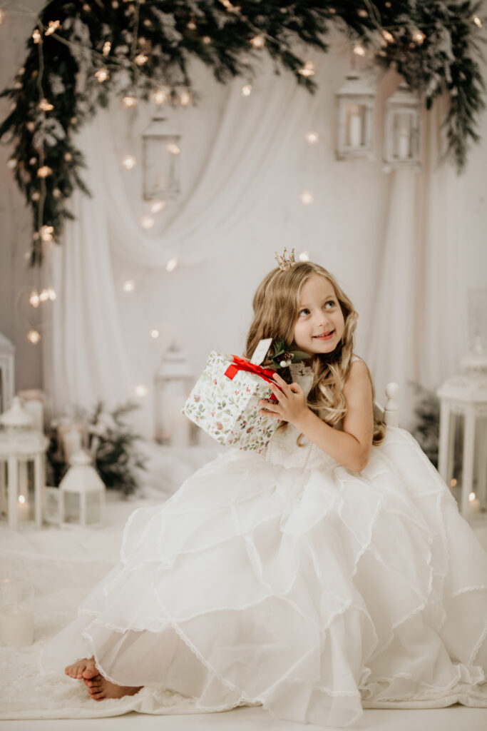 Kinder und Familien Weihnachts-Shooting Reutlingen Studio – modernes Fine-Art Portrait vor weißer, festlicher Kulisse, elegant & hell. Gifting time.