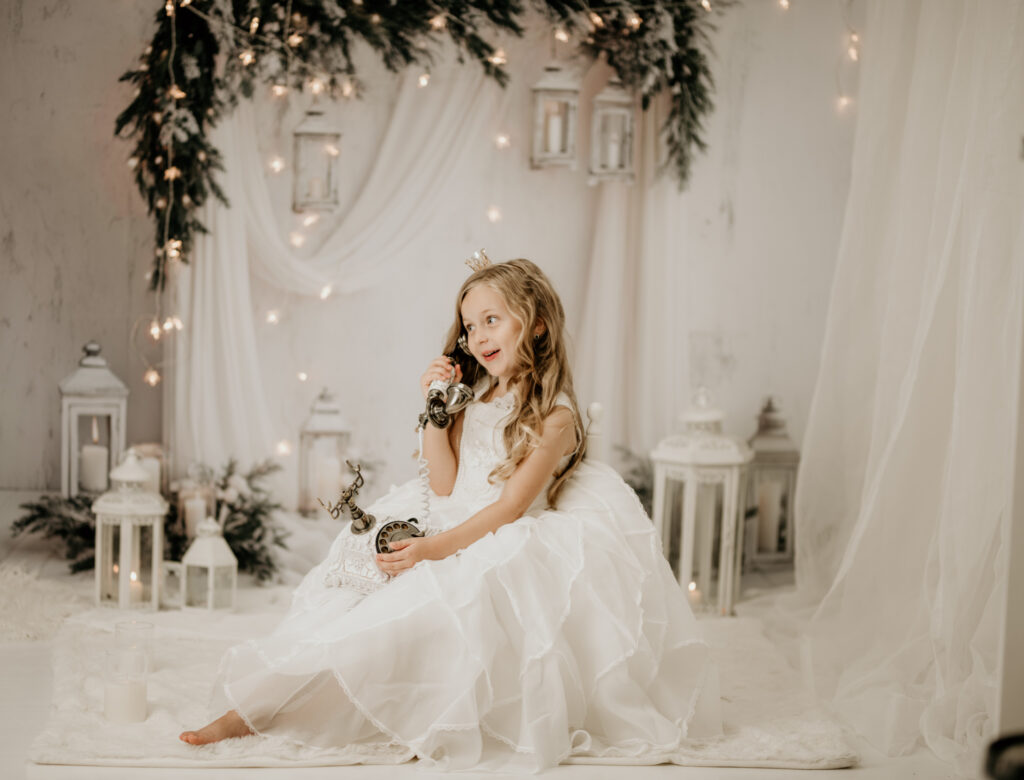 Kinder und Familien Weihnachts-Shooting Reutlingen Studio – modernes Fine-Art Portrait vor weißer, festlicher Kulisse, elegant & hell. Vintage call.