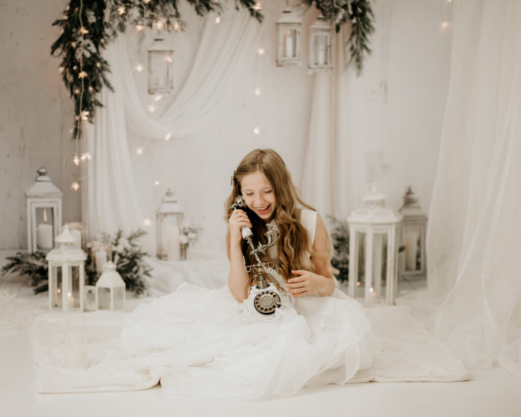 Kinder und Familien Weihnachts-Shooting Reutlingen Studio – modernes Fine-Art Portrait vor weißer, festlicher Kulisse, elegant & hell. Vintage