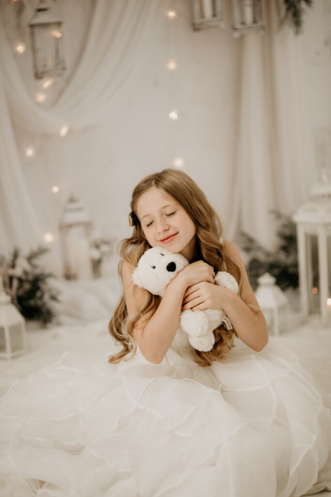 Kinder und Familien Weihnachts-Shooting Reutlingen Studio – modernes Fine-Art Portrait vor weißer, festlicher Kulisse, elegant & hell. Girl with teddy.