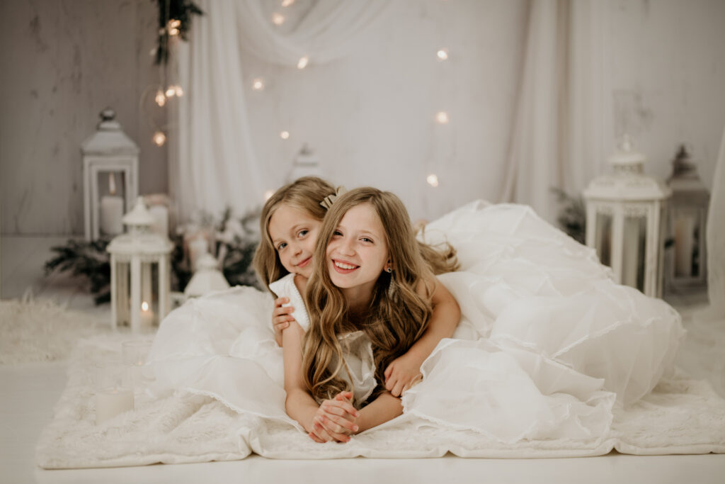 Kinder und Familien Weihnachts-Shooting Reutlingen Studio – modernes Fine-Art Portrait vor weißer, festlicher Kulisse, elegant & hell