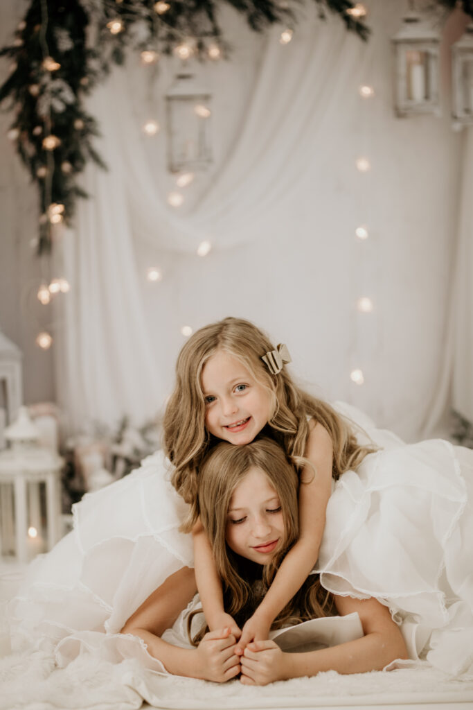 Kinder und Familien Weihnachts-Shooting Reutlingen Studio – modernes Fine-Art Portrait vor weißer, festlicher Kulisse, elegant & hell