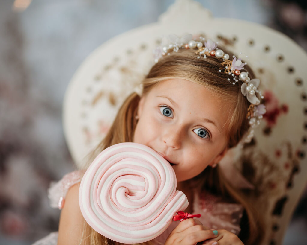 Weihnachtsshooting Reutlingen Studio – zwei Mädchen in rosa Prinzessinnenkleidern im Gentle Pink Christmas Set, mit Teddybären, Weihnachtsbüchern, Lichterketten und festlicher Deko, elegante Fine-Art Familienfotografie